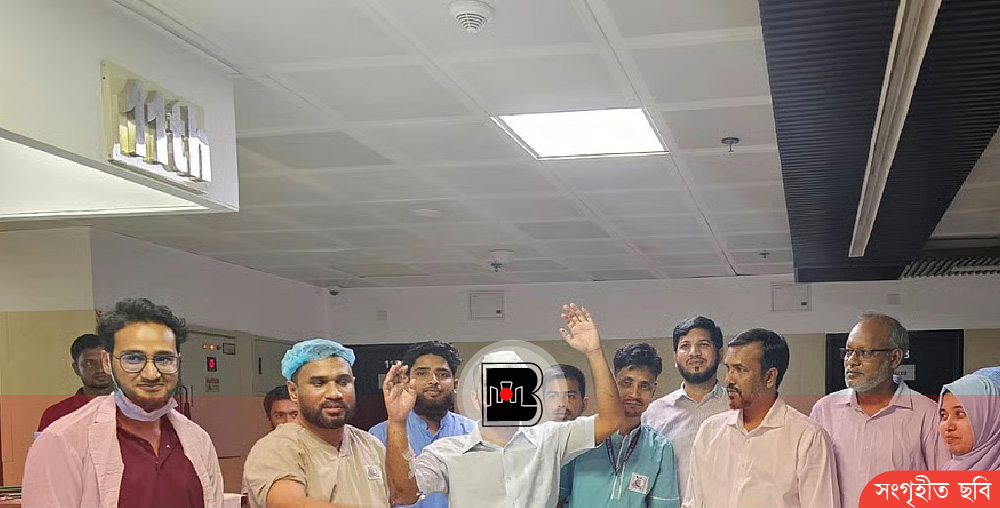 'মাথার খুলি জোড়া লাগেনি, অথচ সুস্থ বলে ফটোসেশন করা হচ্ছে', ক্ষোভ প্রকাশ আহত শিক্ষার্থীর ভাইয়ের